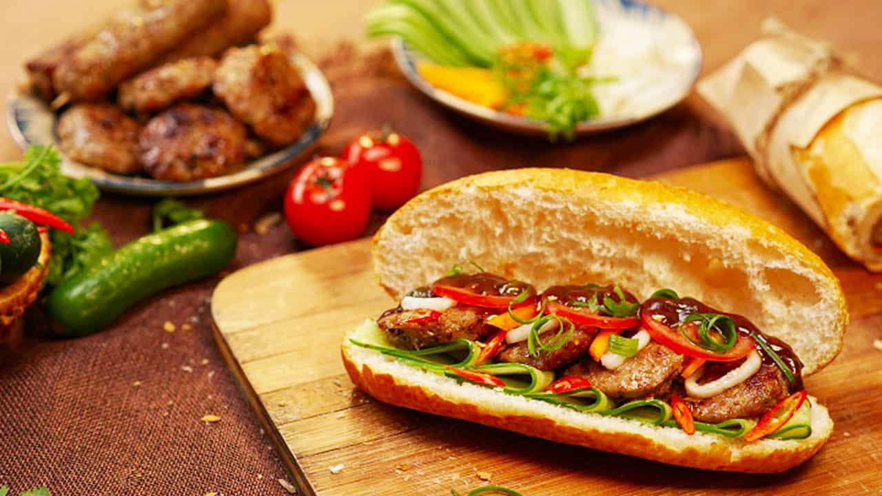 Banh Mi or bread is a dish that is so familiar to the people of Hanoi's Old Quarter.