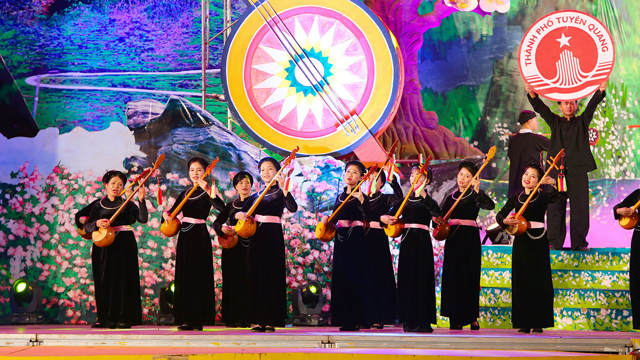 Architectural Wonders Communal Houses: Exhibiting the imposing communal houses of the Ede people, where community gatherings, festivals, and ceremonies are held. Clan Houses: Exploring the traditional clan houses of the Bahnar people, which serve as centers of community life and ancestral worship. Gongs and Drums: Showcasing the impressive collection of traditional gongs and drums used in musical performances and religious ceremonies, highlighting the significance of percussive art in ethnic Vietnamese cultures.